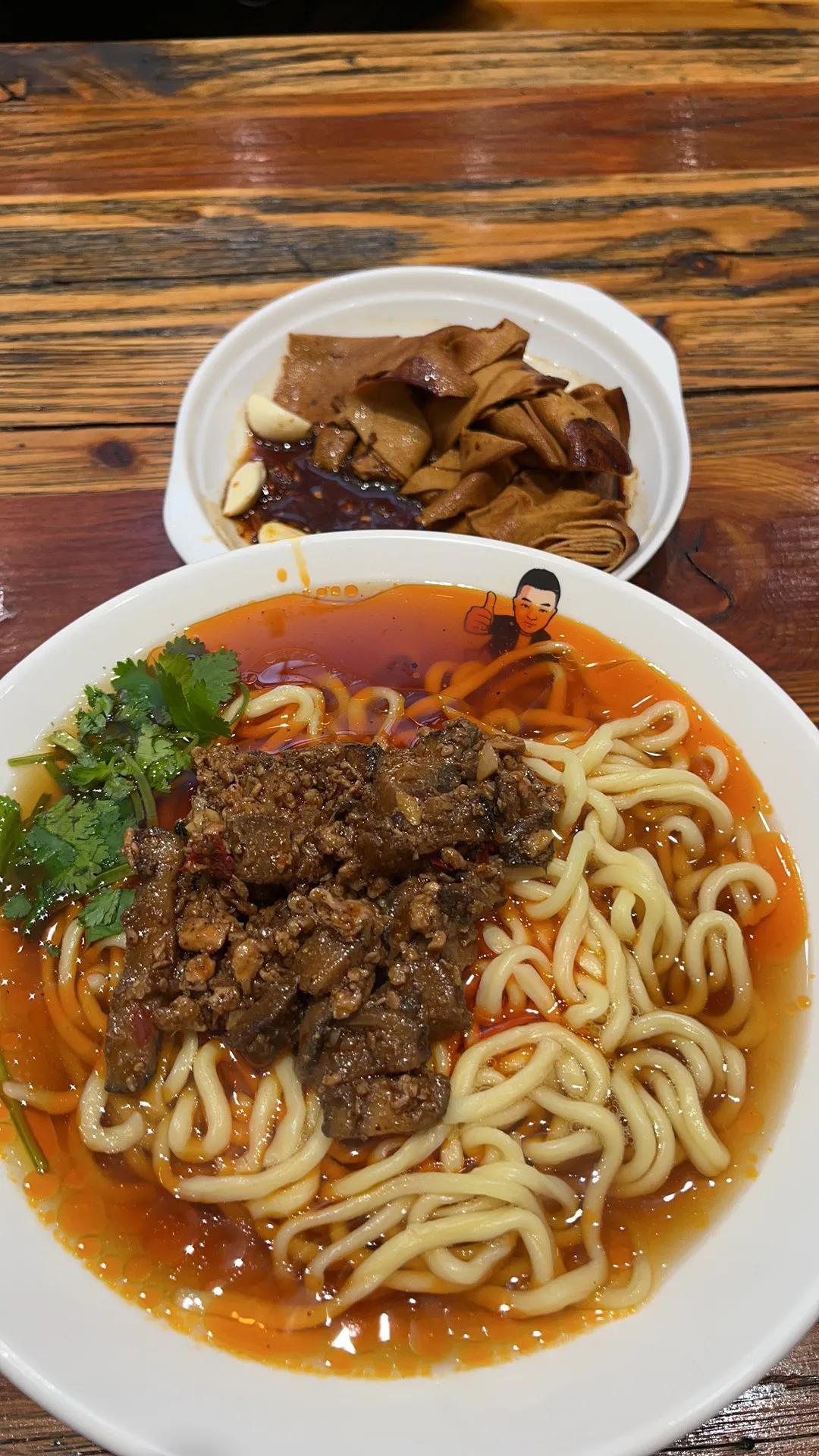 路边摊新风貌，从传统街头小吃到现代美食文化的华丽转变